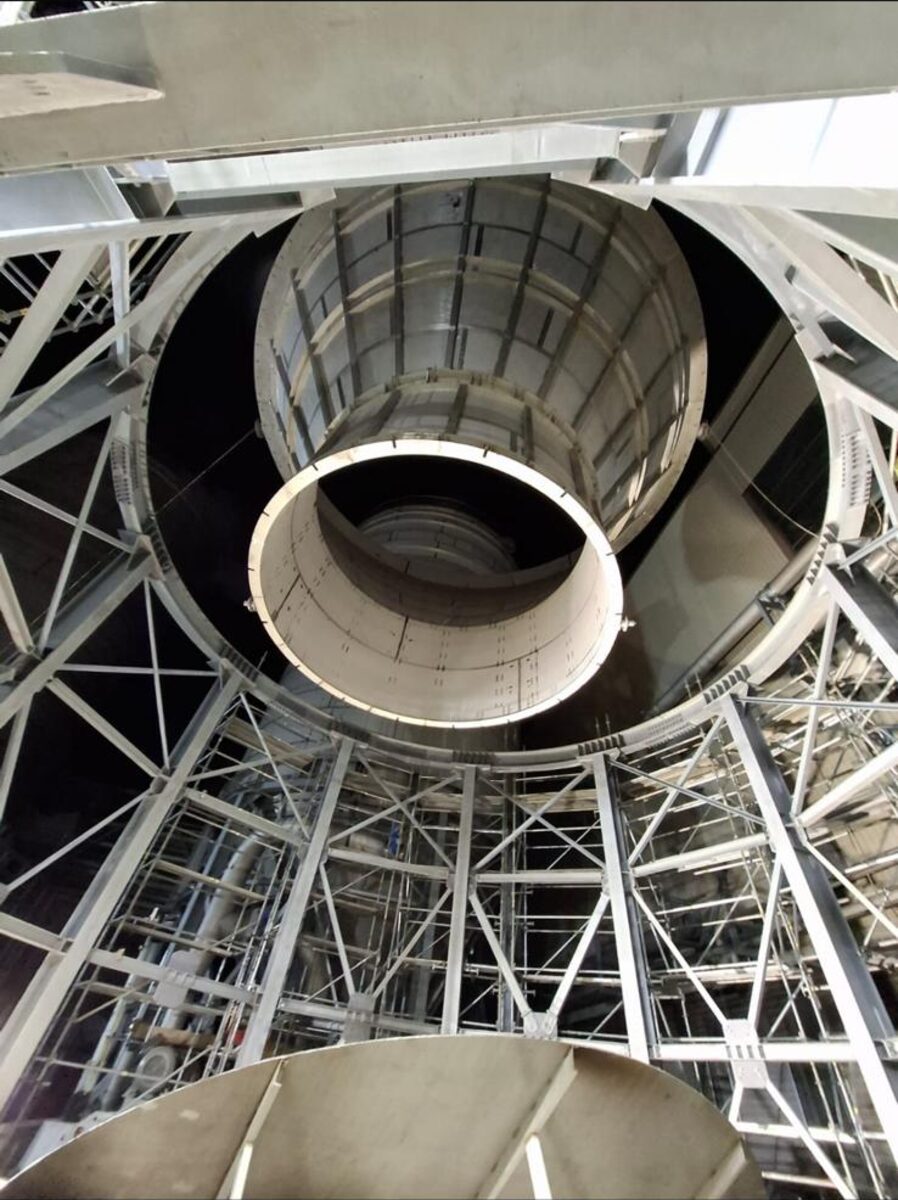 Silo interior with support structure and hopper