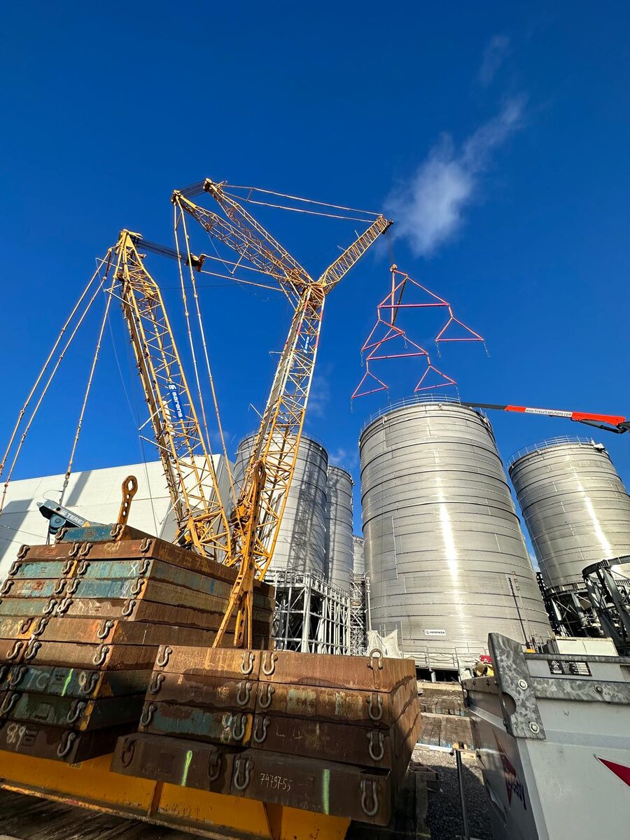 Lattice crane erection over stainless steel silos